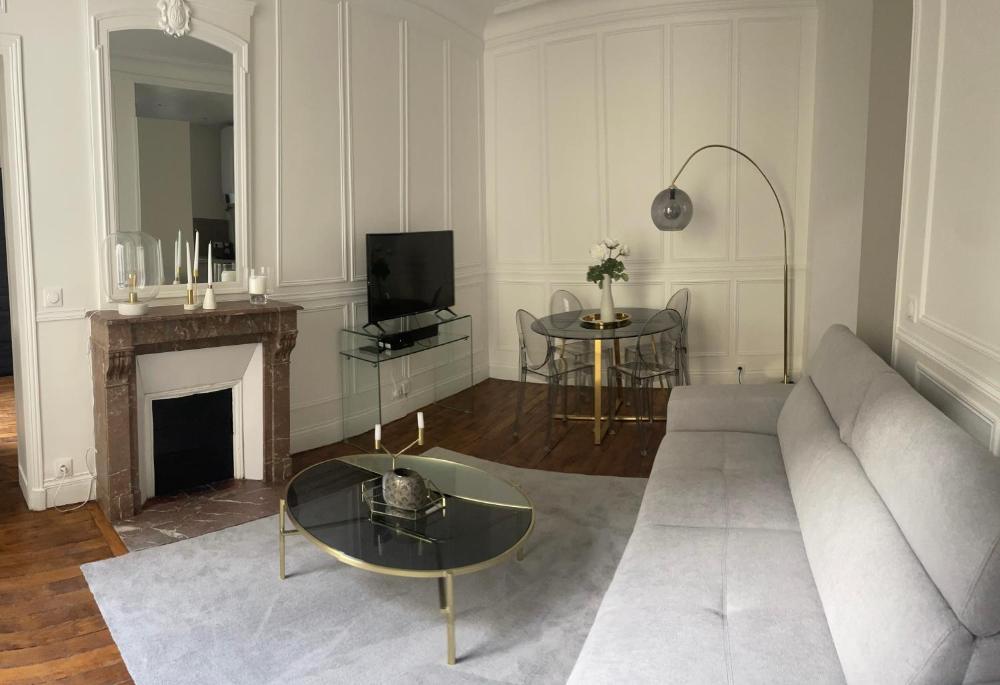 Arc de triomphe, Champs Elysées, Foch Avenue Luxury apartment